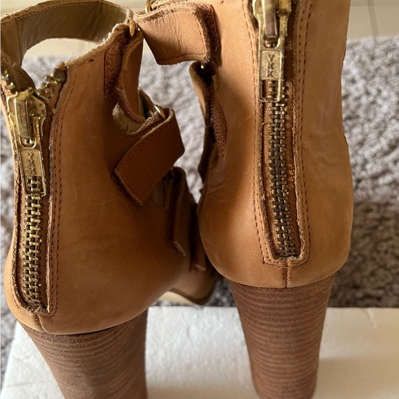 Express Strappy Heel shoes - Tan - Size 8 - Picture 2 of 8